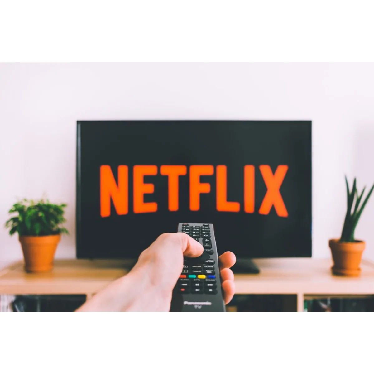 Xtrview 65W Smart LED TV
